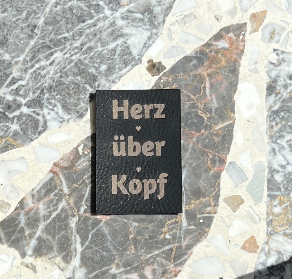 Kunstlederlabel Schwarz - Gold Herz über Kopf